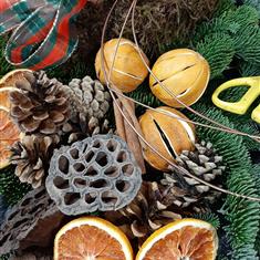 Monday 1st December 1330hrs Traditional Pine Door Wreath